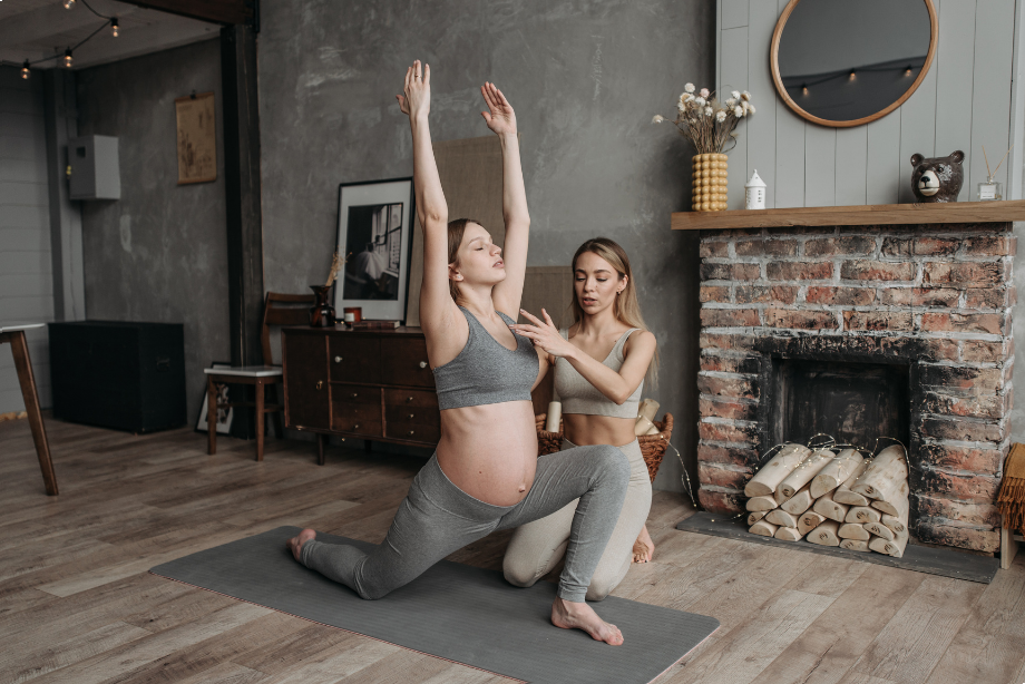 : Femme enceinte faisant des étirements et du yoga, illustrant les maux de dos fréquents pendant la grossesse. Conseils pour soulager les douleurs dorsales grâce à des postures adaptées, des exercices doux et un soutien approprié. Techniques de relaxation, massages prénataux et importance d'un bon maintien pour prévenir les douleurs pendant la grossesse. Guide pour un bien-être optimal tout au long de la maternité.